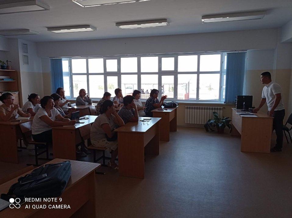Бүгін директордың тәрбие ісі жөніндегі орынбасары Әуелтай Бағдат Мұратұлы сынып жетекшілермен жиналыс өткізді. Жиналыста алдағы түрлі мәселелер қарастырылды.