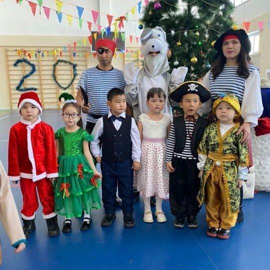 28.12-29.12.күндері 1-11 сыныптар арасында жаңа жылдық іс-шаралар өтілді.