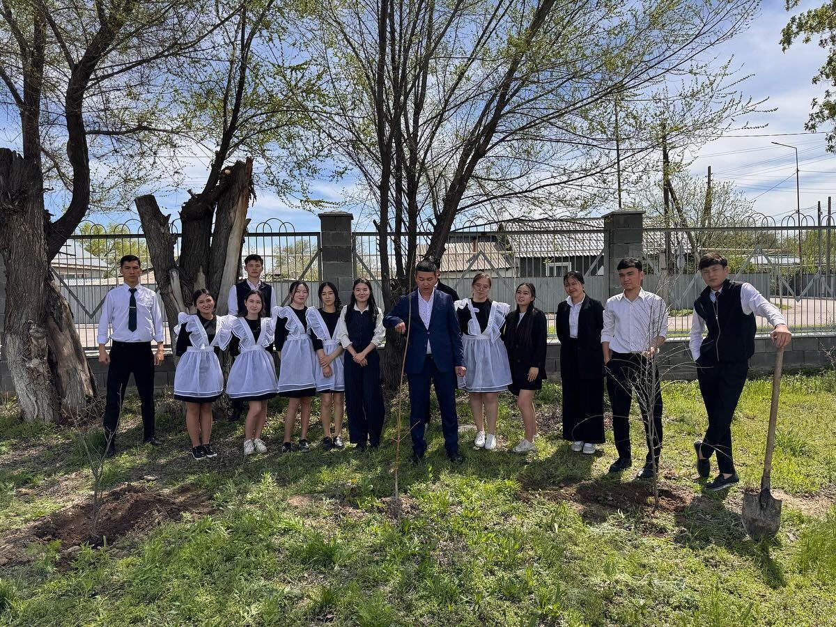 11-сынып түлектерінің ағаш егуі🍃